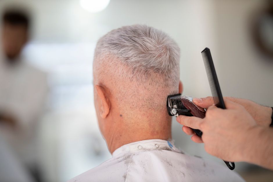 Barber 4MEN tunsând un client